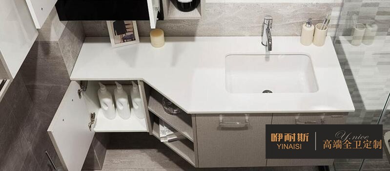 浅灰色浴室将梳妆台和淋浴房环绕，营造出宁静的空间。